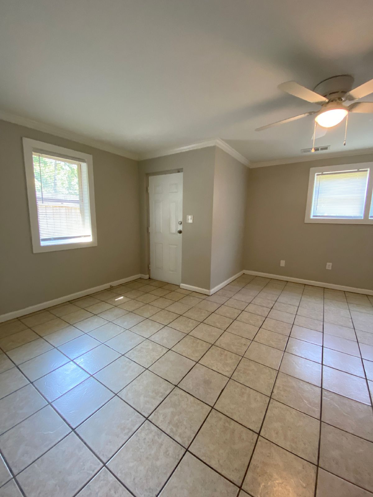 AVAILABLE NOW! Cute 2 bedroom and 1 bath duplex located just 1.4 miles away from the UGA Arch! property image